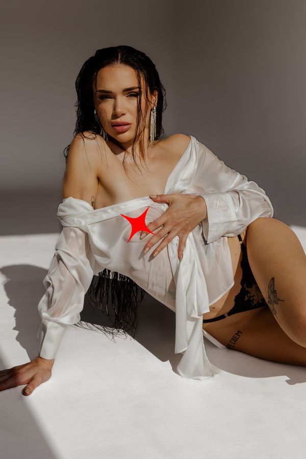 Mokrá košilka a žádná podprsenka! Mersi z Růže nafotila velmi odvážné snímky. Takhle ji v reality show neuvidíte - fotka 1/1