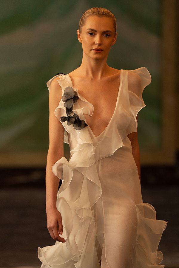 Hluboké dekolty a kompletně průsvitné šaty! České krásky zazářily na pařížském týdnu módy v róbách od známých návrhářek - fotka 1/1