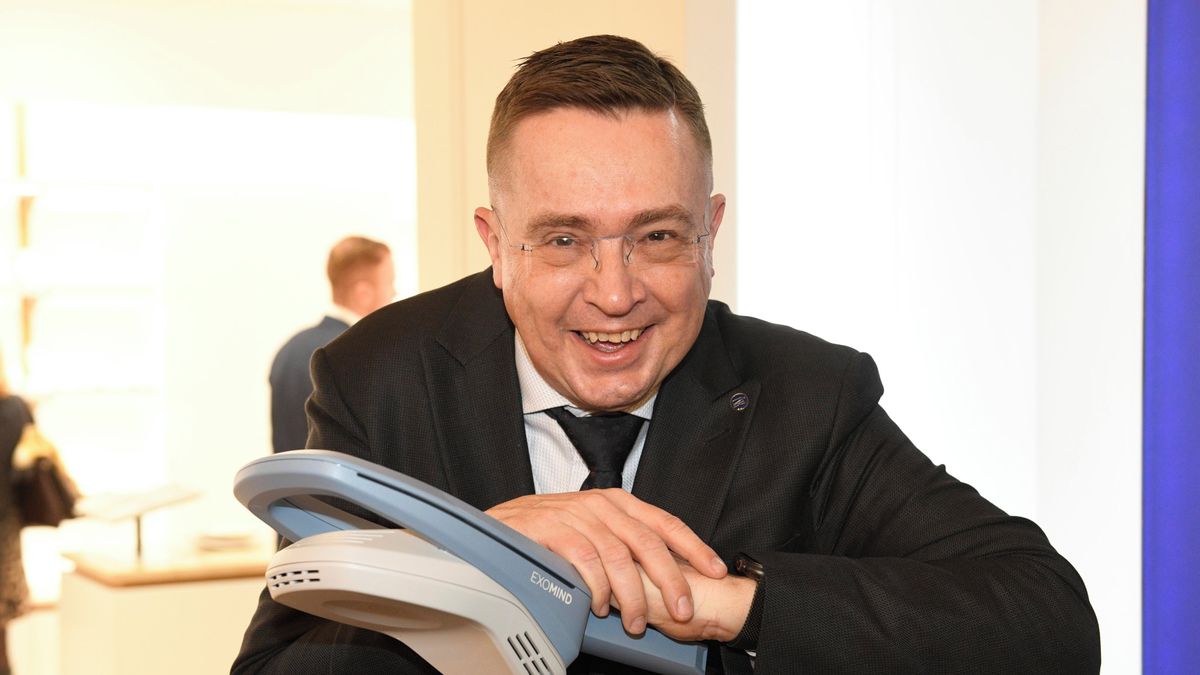 Koktovi se dostalo nečekaného zastání: Poklonil se mu matador televizní zábavy. Je to král, tleská Roman Šmucler