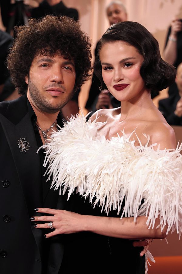 A ještě pusinku na proslulé špinavé nožky! Selena musí svého muže milovat nadevše, po kritice jeho hygieny mu líbá nohy - fotka 1/1