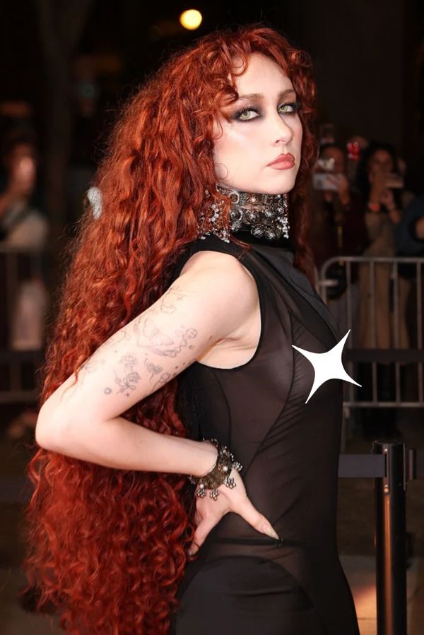 Provokativní rusovláska zase tasila bradavky. Na týdnu módy se rozjela: Jeden den odhalila zadek, další den předek - fotka 1/1