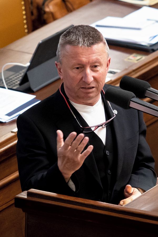 Poslanec ANO a lékař záchranky brojil proti zbrojení: Byl pod vlivem? Nějak se mu to pletlo, zaznělo na jeho adresu - fotka 1/1