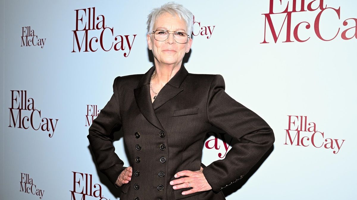 Jamie Lee Curtis se toho nebojí. V autě rozepla halenku a předvedla ňadro v krajkové podprsence