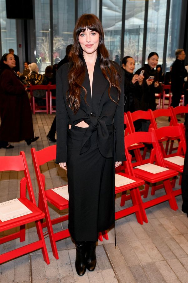 Dakota Johnson odhodila zábrany: V nové kampani pózuje bez kalhotek i nahoře bez, zakrývají ji jen vlasy - fotka 1/1