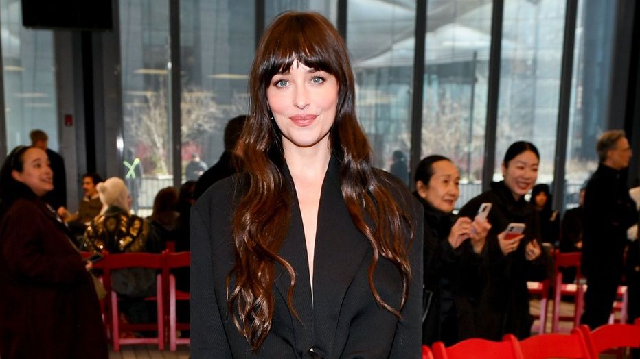 Dakota Johnson odhodila zábrany: V nové kampani pózuje bez kalhotek i nahoře bez, zakrývají ji jen vlasy