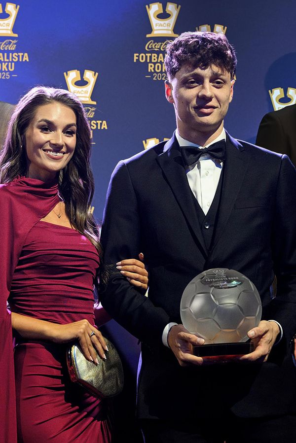 Misska, sexy volejbalistka i atletka: Fotbalisté se pochlubili svými drahými polovičkami. Mrkněte, jak jim to seklo - fotka 1/1