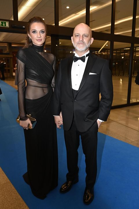 Hynek Čermák ve smokingu se pyšnil krásnou partnerkou v průsvitných šatech. Na Českých Lvech svěřil, že mu lidi děkují