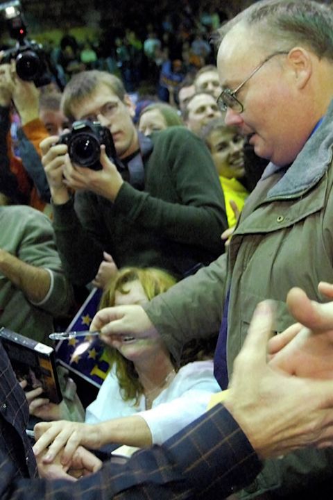 Zemřel Chuck Norris (†86). Jeho srdce dotlouklo na Havaji. V legendárních „vtípcích“ ale bude žít navždy