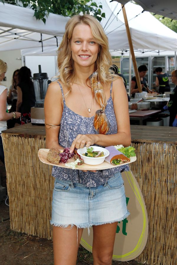 Helena Houdová se svým guru a partou rezonuje na palouku: Sexy kráska, která na Lvech mámila Donutila, je pryč  - fotka 1/1