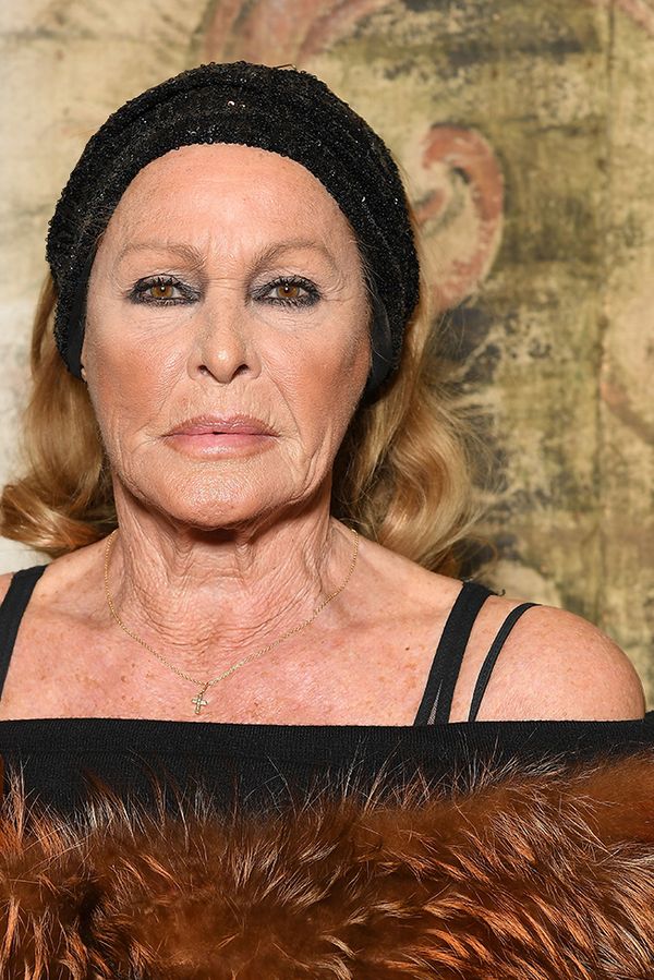 Narozeniny historicky první Bond girl v slzách: Kvůli podvodníkovi přišla o většinu obrovského majetku - fotka 1/1