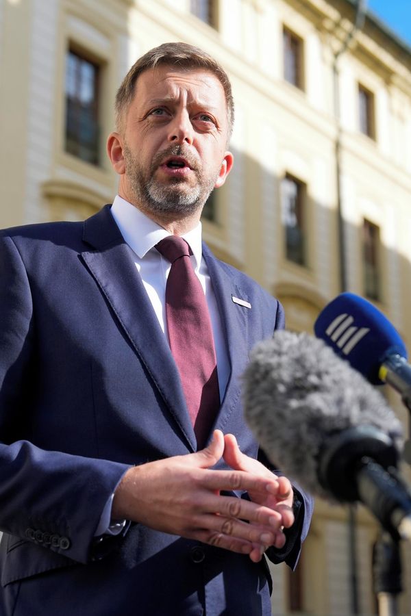 Hrozná ostuda, obul se exministr Rakušan do Babišovy zrzky a mluvčí vlády, bývalé rosničky Mráčkové - fotka 1/1