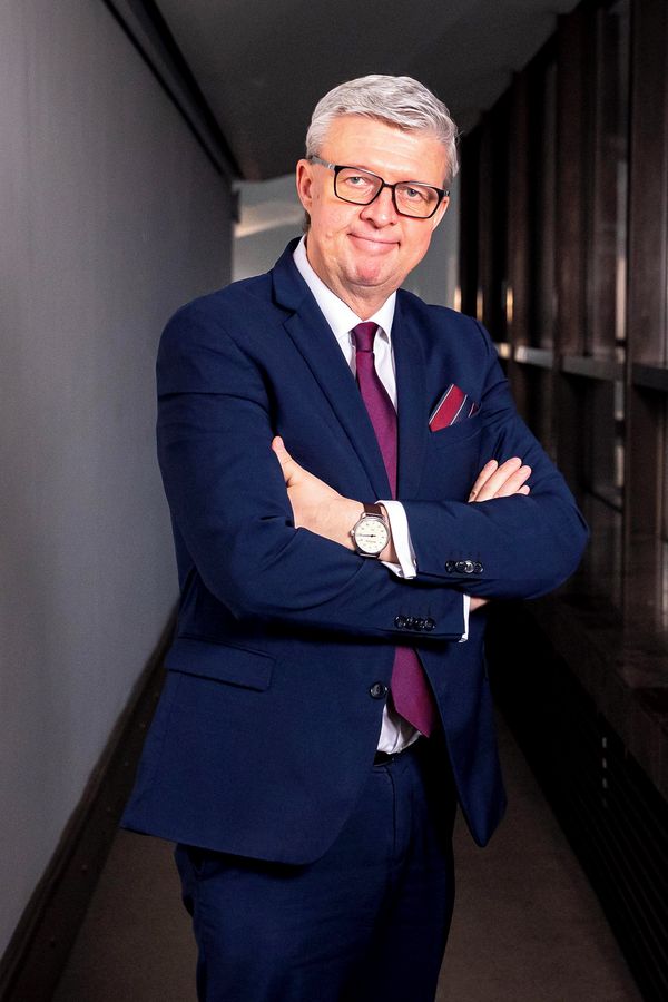 Na pumpě si poručil čaj a croissant a hlásí, že benzín zlevnil: Vicepremiér Havlíček je teď všem pro smích - fotka 1/1