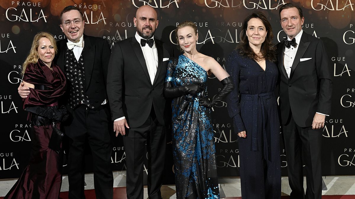 Dokonale sladění na ples? Manželky po dlouhé době ukázali Šmicer i Šmucler. Svátková opět s panem Božským s holou hlavou