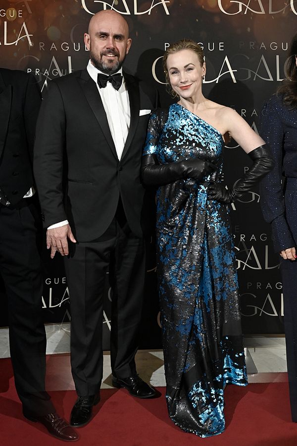 Dokonale sladění na ples? Manželky po dlouhé době ukázali Šmicer i Šmucler. Svátková opět s panem Božským s holou hlavou - fotka 1/1