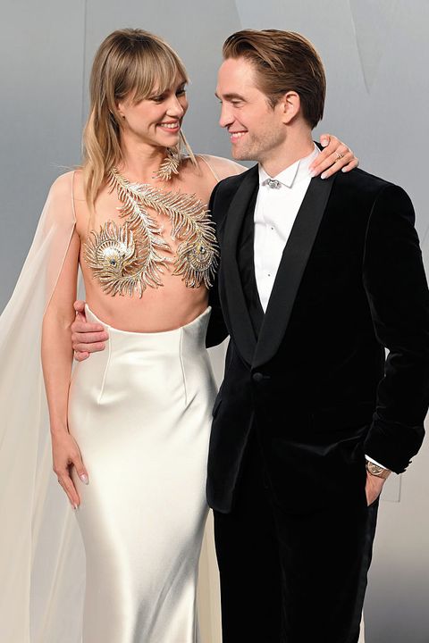 Přes ňadra jen zlatý šperk: Partnerka Pattinsona přišla na party v průsvitném plášti a s pírkem na prsou