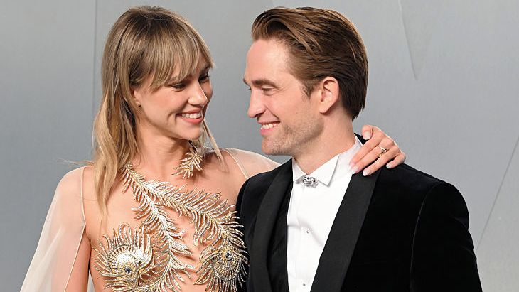 Přes ňadra jen zlatý šperk: Partnerka Pattinsona přišla na party v průsvitném plášti a s pírkem na prsou