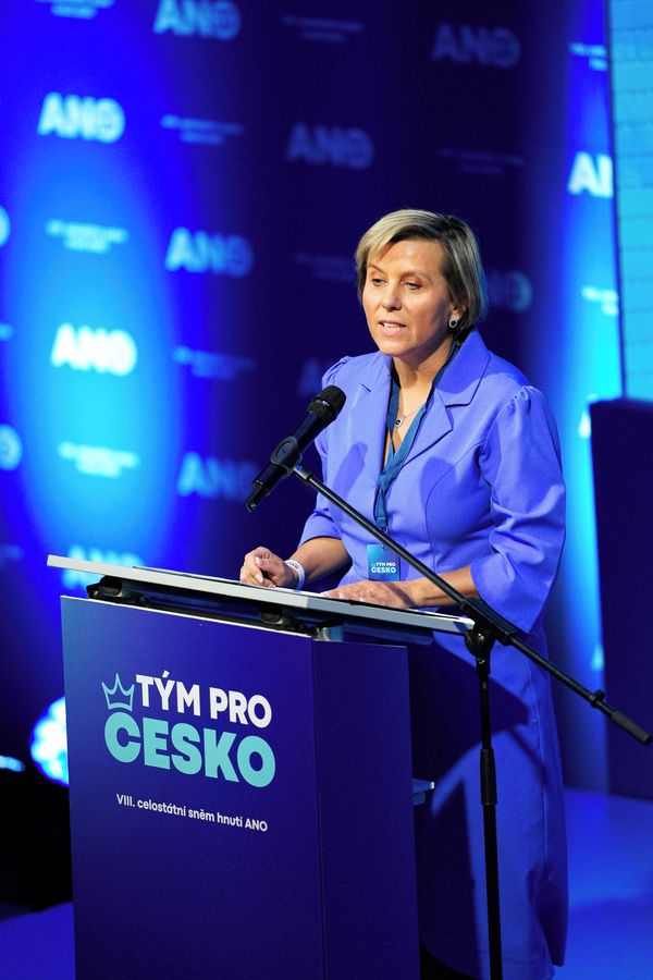 Senátorka Mračková Vildumetzová se změnila k nepoznání: Evidentně chodila do učení k Schillerové - fotka 1/1