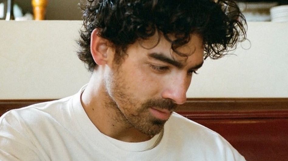 Mladík vypadá úplně jako Joe Jonas. Lidé na ulici žádají, aby jim zpíval, ženy po něm chtějí potomky
