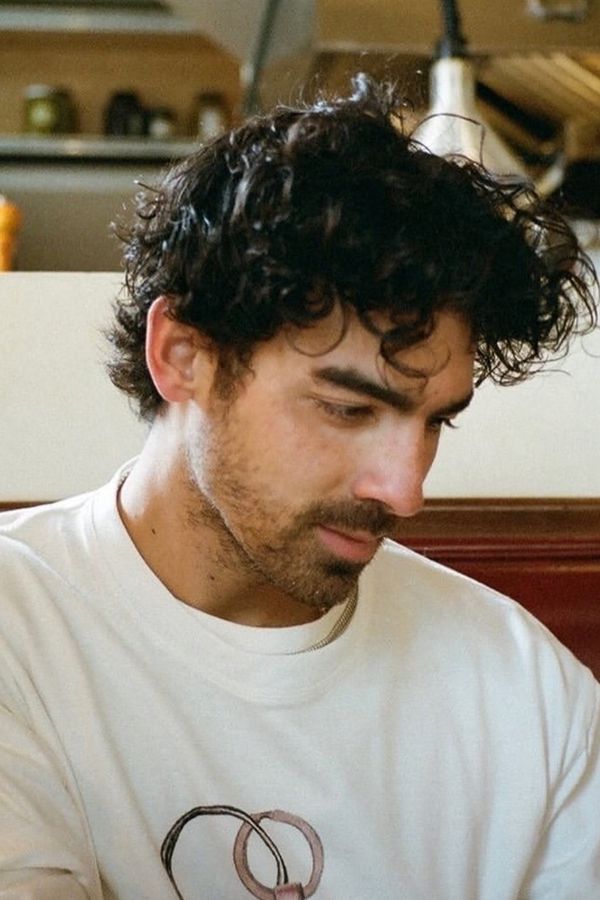 Mladík vypadá úplně jako Joe Jonas. Lidé na ulici žádají, aby jim zpíval, ženy po něm chtějí potomky  - fotka 1/1