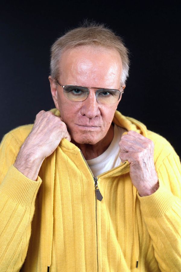 Tomuto filmovému detektivovi se stárnout nechce: Hercův vytažený obličej bez vrásek budí na prahu sedmdesátky rozpaky - fotka 1/1