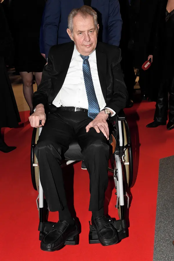 Já vám to říkal, připomněl Miloš Zeman, když vytáhl hodně bolestivé téma. Za jeho postoj mu zatleskali  - fotka 1/1