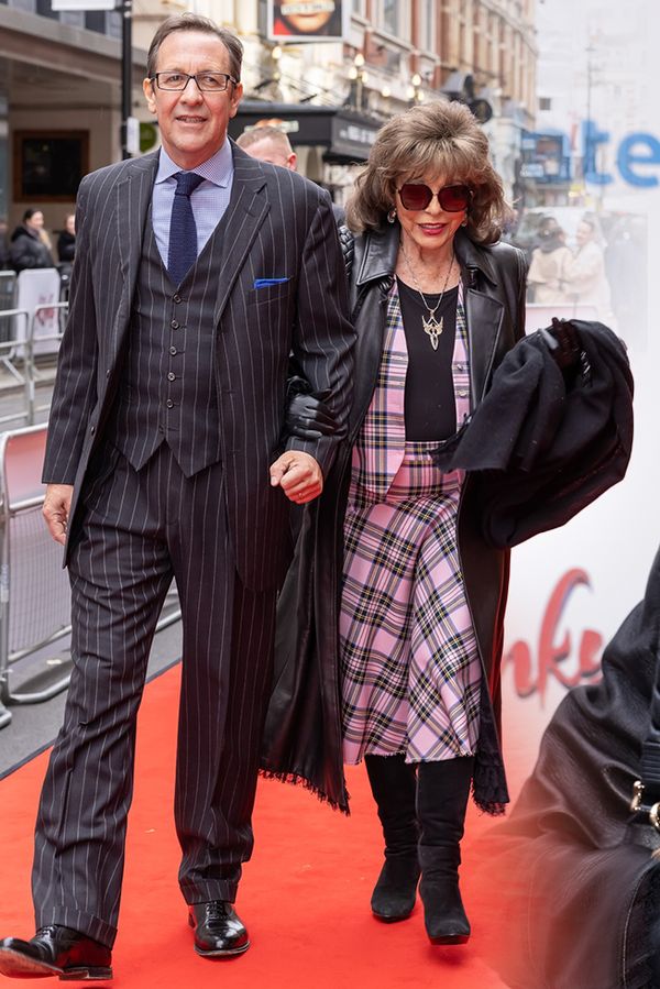 Když se narodil, bylo jí 32: Joan Collins zářila v růžovém kostýmku po boku manžela jako skutečná hvězda - fotka 1/1