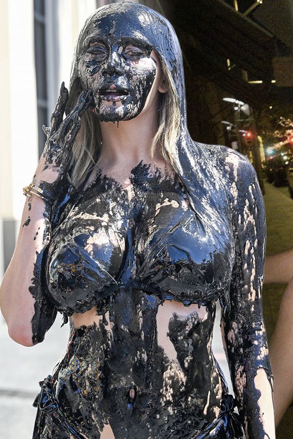 Courtney Stodden se svlékla a polila „dehtem“: Po PETA akci ji dychtivý manžel nosil na rukou - fotka 1/1