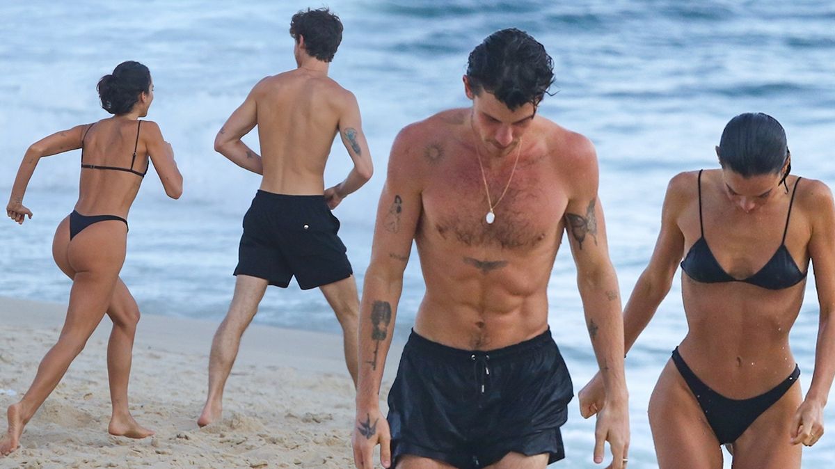 Je to sakra šťastný chlap! Shawn Mendes na pláži cukroval s přítelkyní. Její křivky chválí fanoušci po celém světě