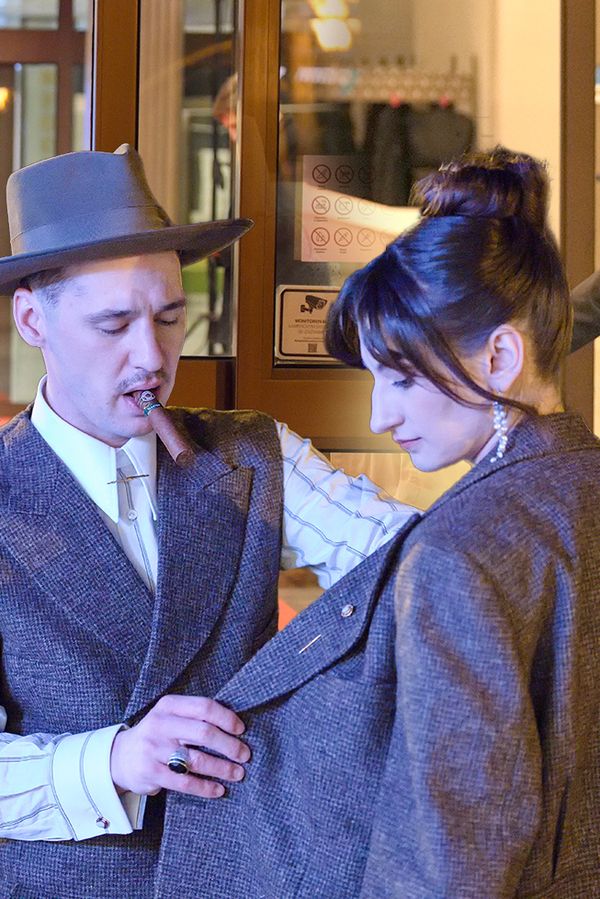 Odchody z Českých lvů pod rouškou tmy: Vysmátá Havlová, vysvlečení pánové, vypůjčená saka a rozkošné polibky - fotka 1/1