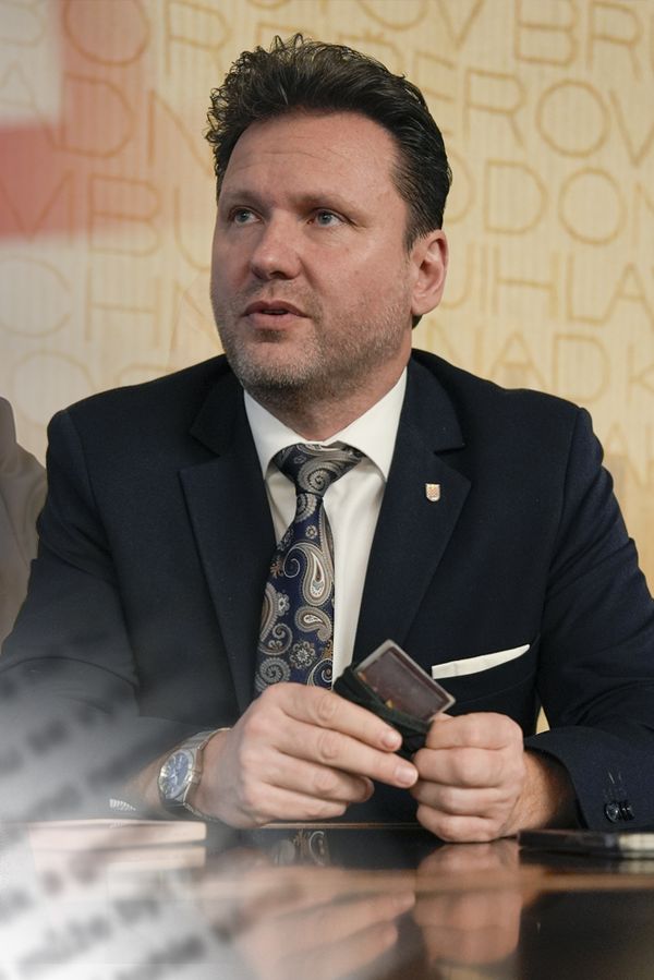 Glosa: Bič na neziskovky? Je tak pitomý, že může poškodit i nadšeně hýkající voliče ANO a SPD - fotka 1/1