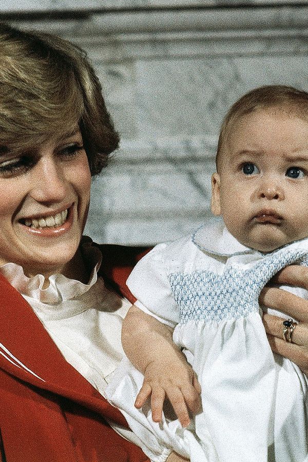 Roztomilý chlapeček s mámou na louce plné květin. Princ William sdílel ke Dni matek dosud nezveřejněnou fotku s Dianou - fotka 1/1