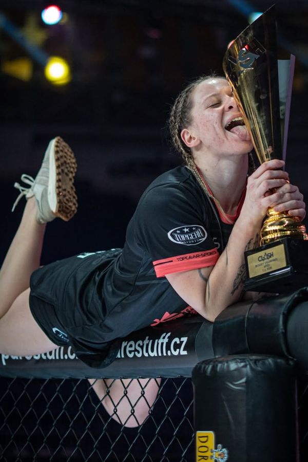 Porazila leukémii i závislost na drogách: Influencerka Mína  (†23) byla bojovnicí tělem i duší. Šlo jí vše, na co sáhla - fotka 1/1