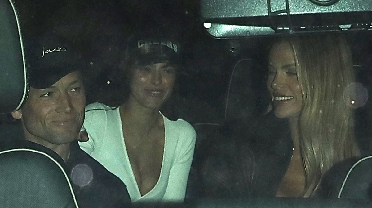 Budoucí televizní plavčice, co si vycpává prsa, klofla hvězdu Rocketmana: Večeře, držení se za ruce a viditelná chemie