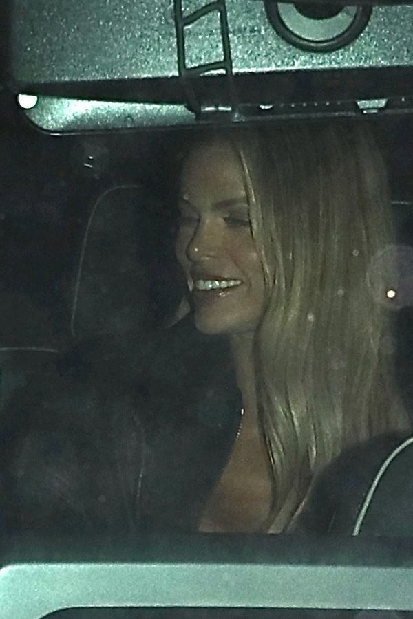 Budoucí televizní plavčice, co si vycpává prsa, klofla hvězdu Rocketmana: Večeře, držení se za ruce a viditelná chemie - fotka 1/1