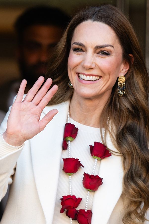 Na své poslední návštěvě musela odmítnout fanouška. Teď si princezna Kate „napravila reputaci“ a oslnila v bílé - fotka 1/1