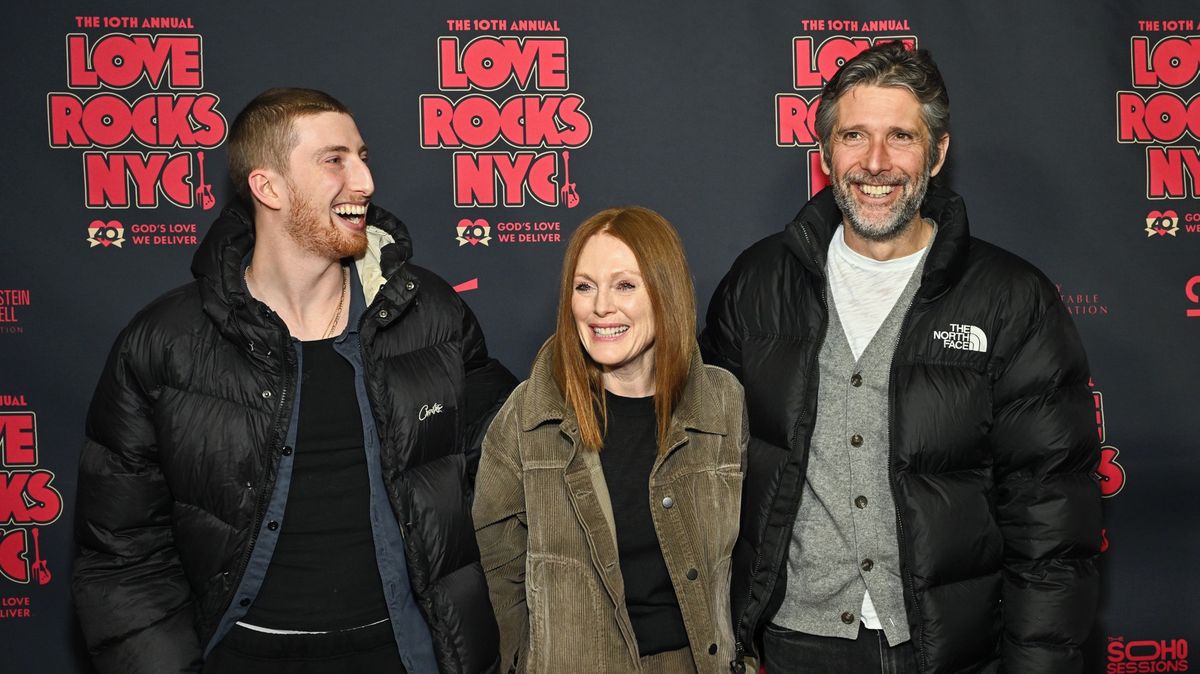 Vysmátá rodinka na červeném koberci: Nestárnoucí Julianne Moore zářila po boku manžela a syna