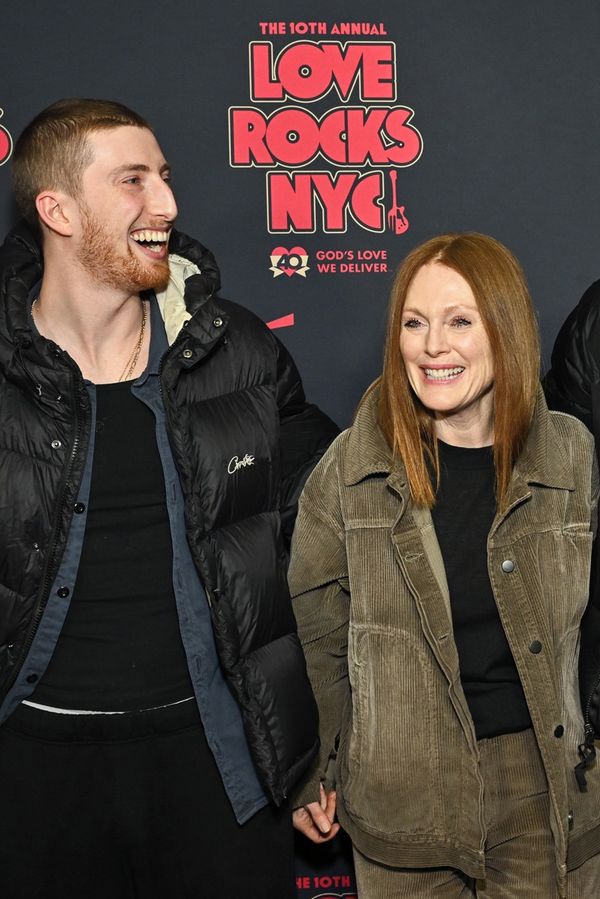 Vysmátá rodinka na červeném koberci: Nestárnoucí Julianne Moore zářila po boku manžela a syna - fotka 1/1