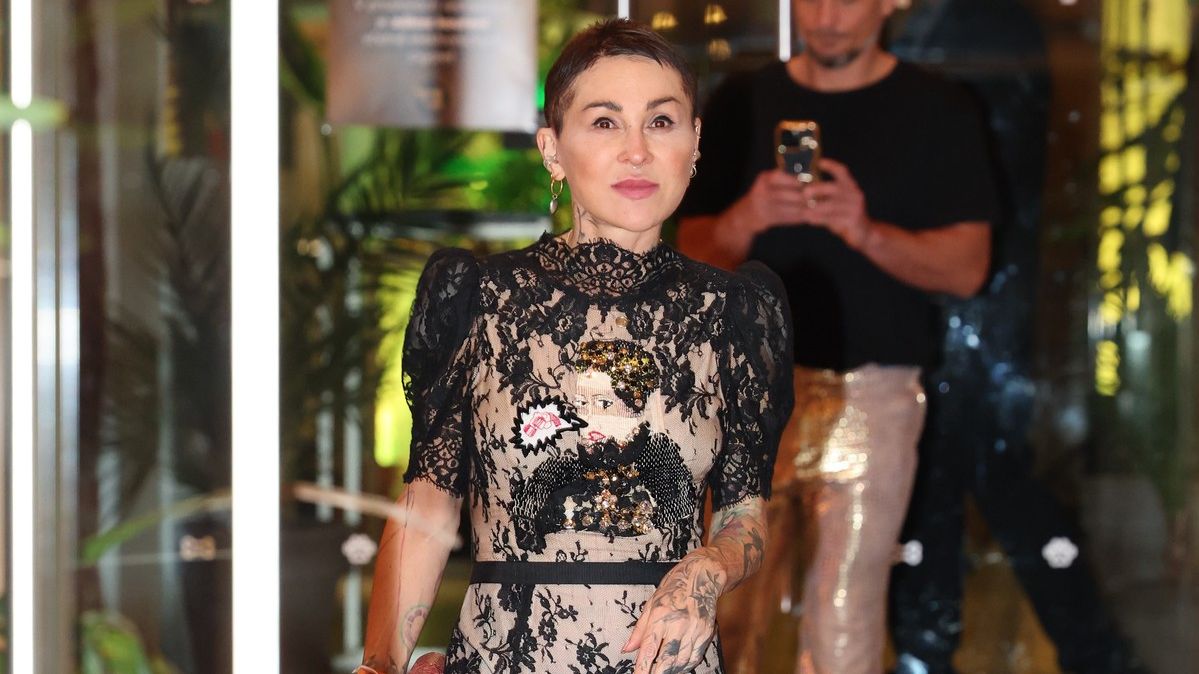 Netradiční přání k MDŽ! Polonahá Kaira Hrachovcová v erotickém prádle, bradavky jí zakryly jen roztomilé mašličky