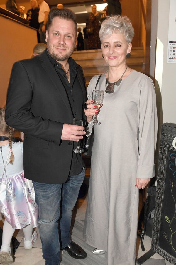 Bývala brunetou, pak šla na blond a teď se barvit přestala: Šedá o 11 let starší ženě Tomáše Savky ze SuperStar sluší - fotka 1/1