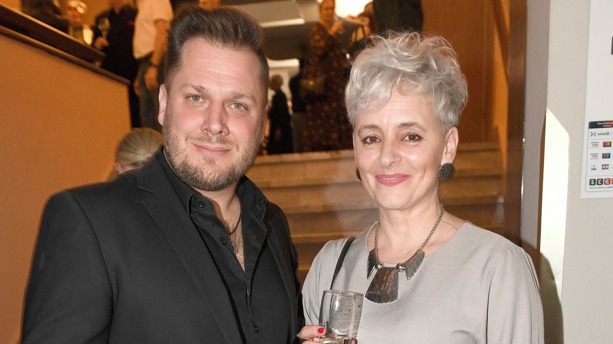 Bývala brunetou, pak šla na blond a teď se barvit přestala: Šedá o 11 let starší ženě Tomáše Savky ze SuperStar sluší