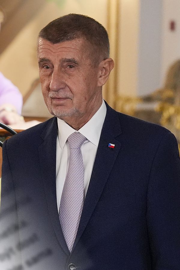 Glosa: Babišovo nejlepší místo na planetě je zase o kus dál. Česko může kvůli Juchelkově poradkyni přijít o sto mega - fotka 1/1