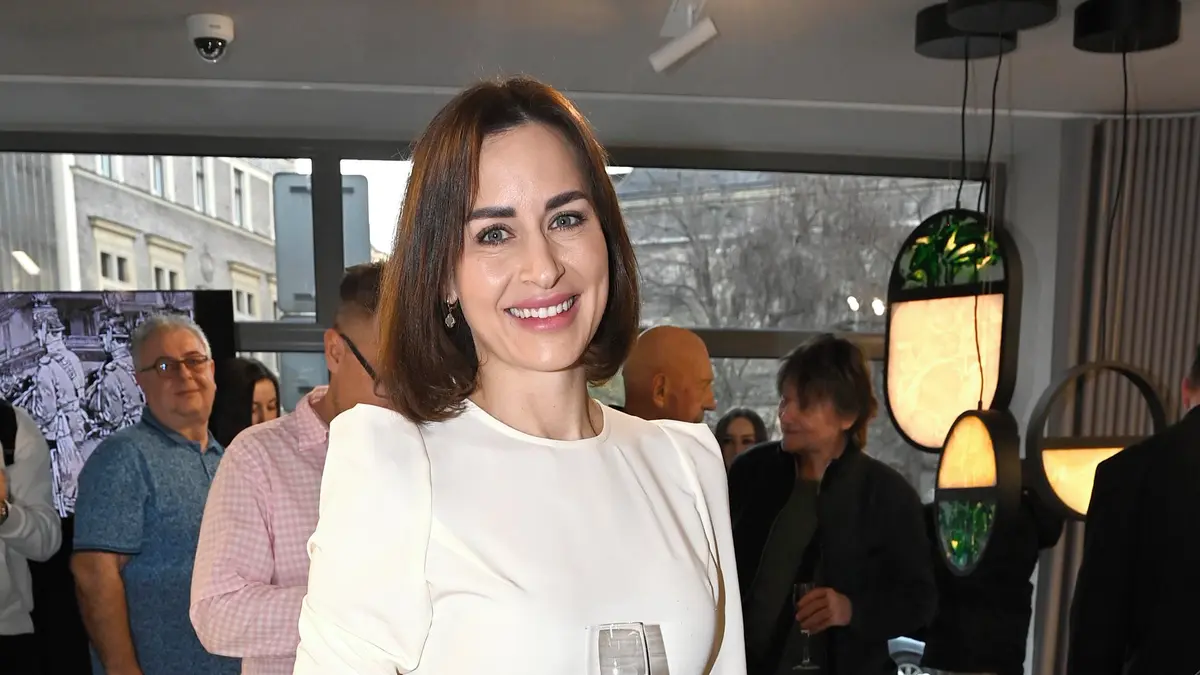 Alex Mynářová se nezdá! V bílém body předvedla prsa bez podprsenky a ukázala i stehna samý sval