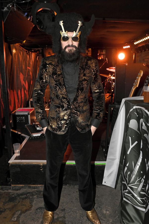 Bizarní čepicí vyzrál na počasí: Známý hudebník křtil projekt mladé kapely v čepici s ďábelskými rohy. Lekl se i taxikář - fotka 1/1