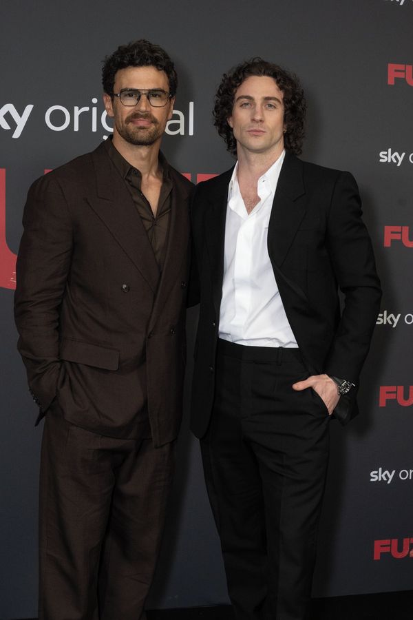 Dva žhaví kandidáti na nového agenta 007 na premiéře. Pak se ukázal syn Brosnana a bylo jasno: Tohle by byl Bond! - fotka 1/1