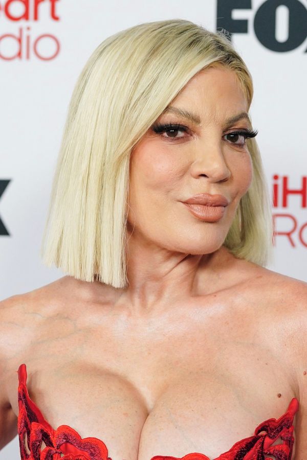 Nafouklé silikony ve výstřihu začínají být out, Tori Spelling si ale nemůže pomoct. Takhle to dopadlo - fotka 1/1