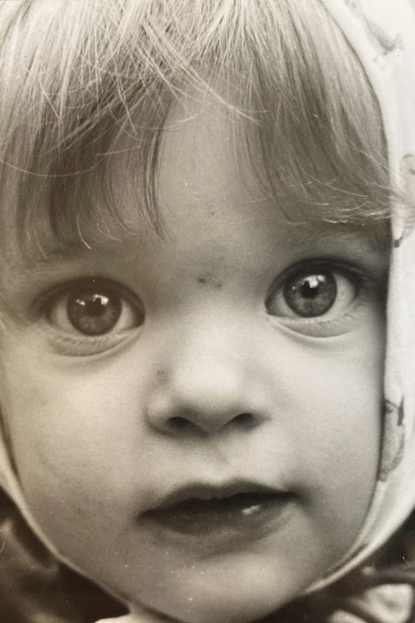 Rodiče jezdili po světě, o rozkošnou holčičku se starala babička. Poznáte, čí je to kukuč? - fotka 1/1