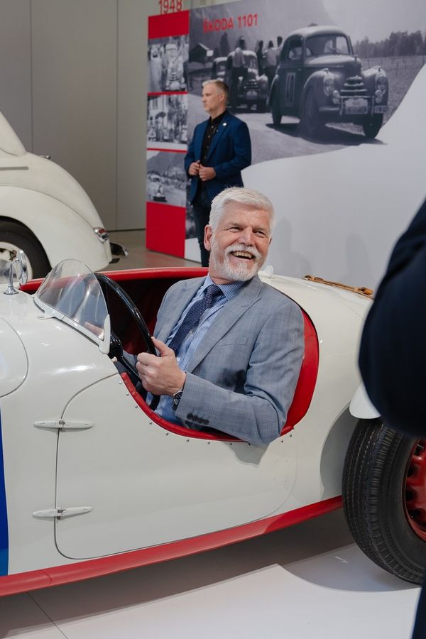 Prezident Pavel oblékl flanelku a se školáky si pořádně máknul. A ještě u toho skvěle vypadal, jásali fanoušci - fotka 1/1