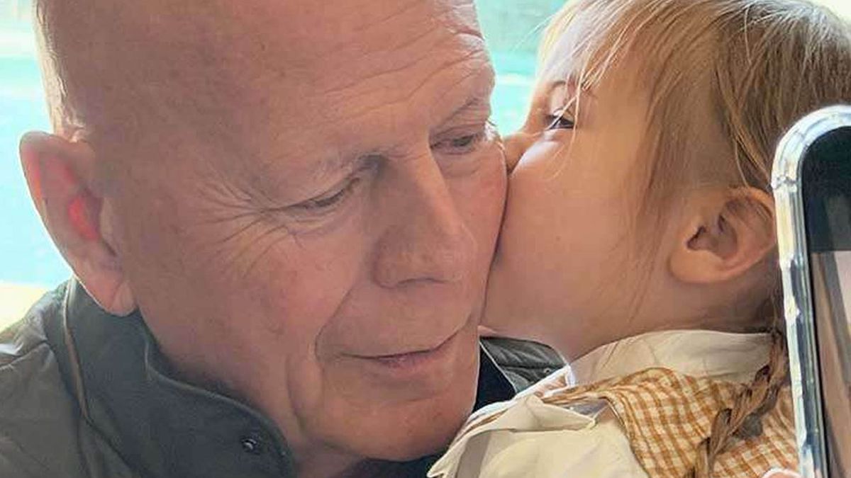 Ten výraz, když ho pusinkuje vnučka! Demi Moore sdílela k narozeninám Bruce Willise nejdojemnější fotky