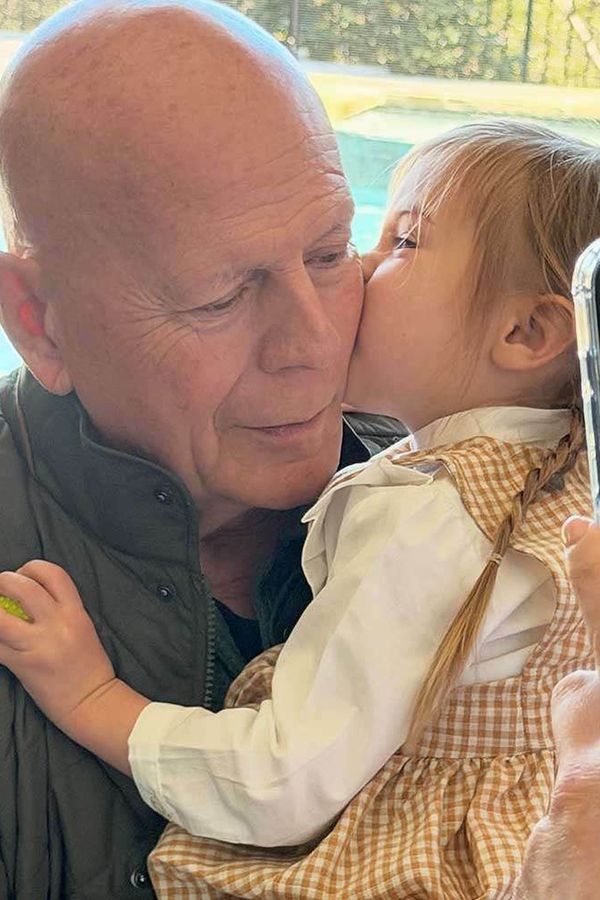 Ten výraz, když ho pusinkuje vnučka! Demi Moore sdílela k narozeninám Bruce Willise nejdojemnější fotky - fotka 1/1