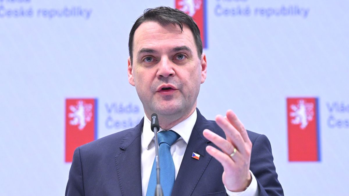 „Dělat si z toho legraci může jen magor.“ Petr Macinka to schytává za dubajské dobrodružství s raketami